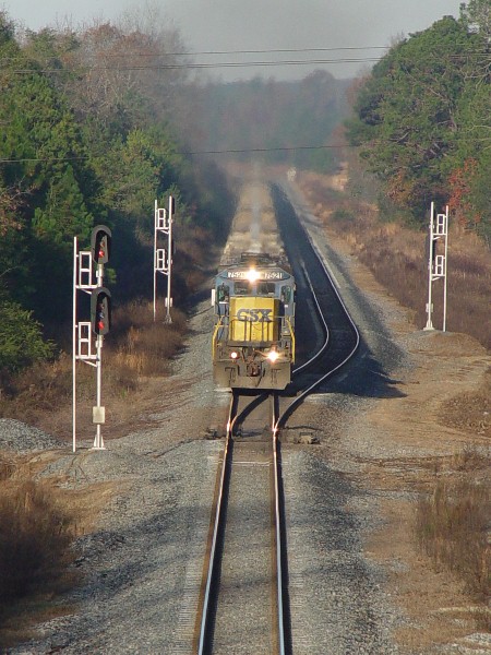 CSX 7521 barreling down track one